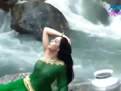 சிறிய ஆசிய பெண் ஈவா யி கருப்பு பெக்கருக்கு சேவை செய்கிறாள்