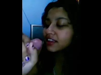 வளைந்த பொன்னிறம் ஒரு தீவிர புணர்ச்சியைக் கொண்டுள்ளது