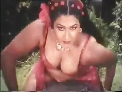காமமுள்ள அழகி குஞ்சு அவளது வழுக்கை அண்டை வீட்டாரை விரும்புகிறது