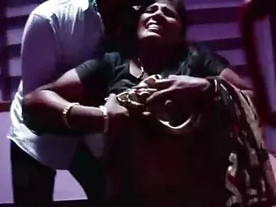 பஸ்டி அழகி தனது இளம் அண்டை வீட்டாரை திருப்திப்படுத்துகிறாள்