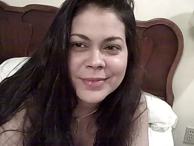 பாலியல் வெறி கொண்ட லத்தீனா பொதுவில் குதூகலத்தை அனுபவிக்கிறது
