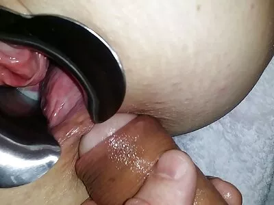 மெல்லிய பிச் குளியலறையில் எலும்புடன் கூடிய இயற்கையான தடிப்புகள்