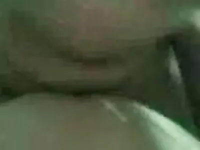 காசிடி க்ளீன் தன் புண் உதடுகளை விரித்து பெரிய கருப்பு சேவலில் வரவேற்கிறாள்