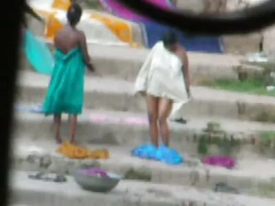 கவர்ச்சியான ஹஸ்ஸி விக்டோரியா ஜூன் தனது மொட்டையடித்த புஸை சுத்தியுள்ளார்