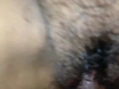 பொன்னிற பெண் சமையலறையில் மோதியது