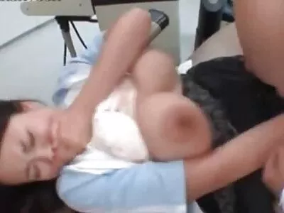 மூன்று பெண்கள் நாள் முழுவதும் அனுபவித்து வருகின்றனர்