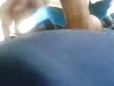 நடாலி ப்ரூக்ஸ் மாடு பெண் நிலையில் கடினமான தண்டு சவாரி செய்கிறார்